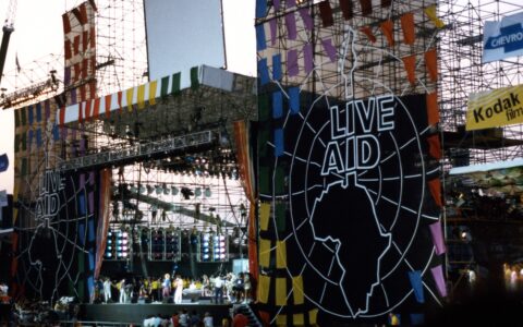 Jimmy Page, Robert Plant, e John Paul Jones sul palco con i batteristi Tony Thompson e Phil Collins insieme al bassista Paul Martinez al Live Aid al JFK Stadium di Philadelphia, 1985