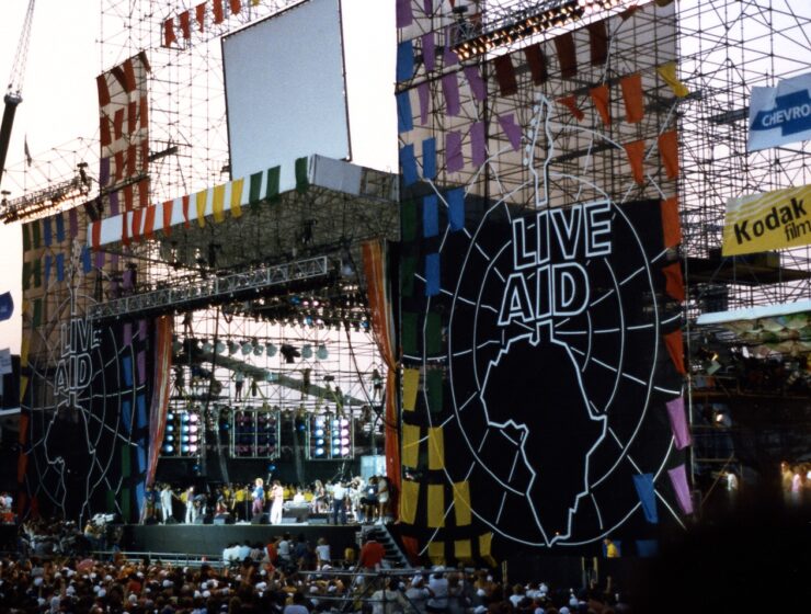 Jimmy Page, Robert Plant, e John Paul Jones sul palco con i batteristi Tony Thompson e Phil Collins insieme al bassista Paul Martinez al Live Aid al JFK Stadium di Philadelphia, 1985