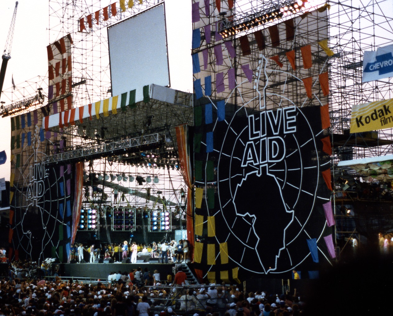 Jimmy Page, Robert Plant, e John Paul Jones sul palco con i batteristi Tony Thompson e Phil Collins insieme al bassista Paul Martinez al Live Aid al JFK Stadium di Philadelphia, 1985