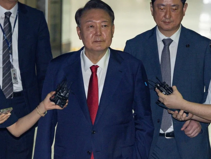 Yoon Suk Yeol, il leader deposto della Corea del Sud, già sotto processo con l'accusa di insurrezione, è stato nuovamente arrestato e riportato in carcere giovedì mattina.
