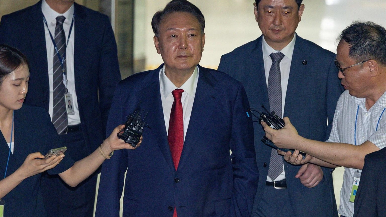 Yoon Suk Yeol, il leader deposto della Corea del Sud, già sotto processo con l'accusa di insurrezione, è stato nuovamente arrestato e riportato in carcere giovedì mattina.