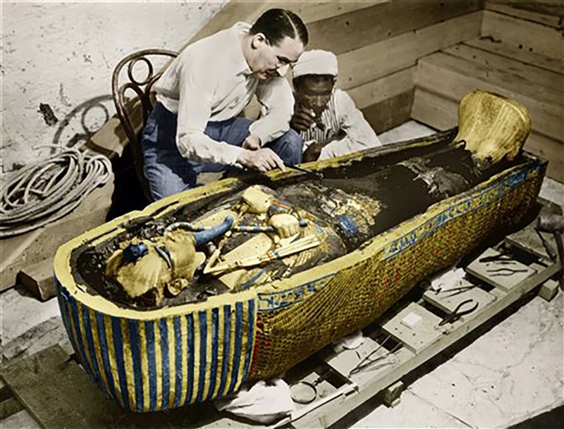 Howard Carter con il sarcofago d'oro massiccio che conteneva la salma di Tutankhamon