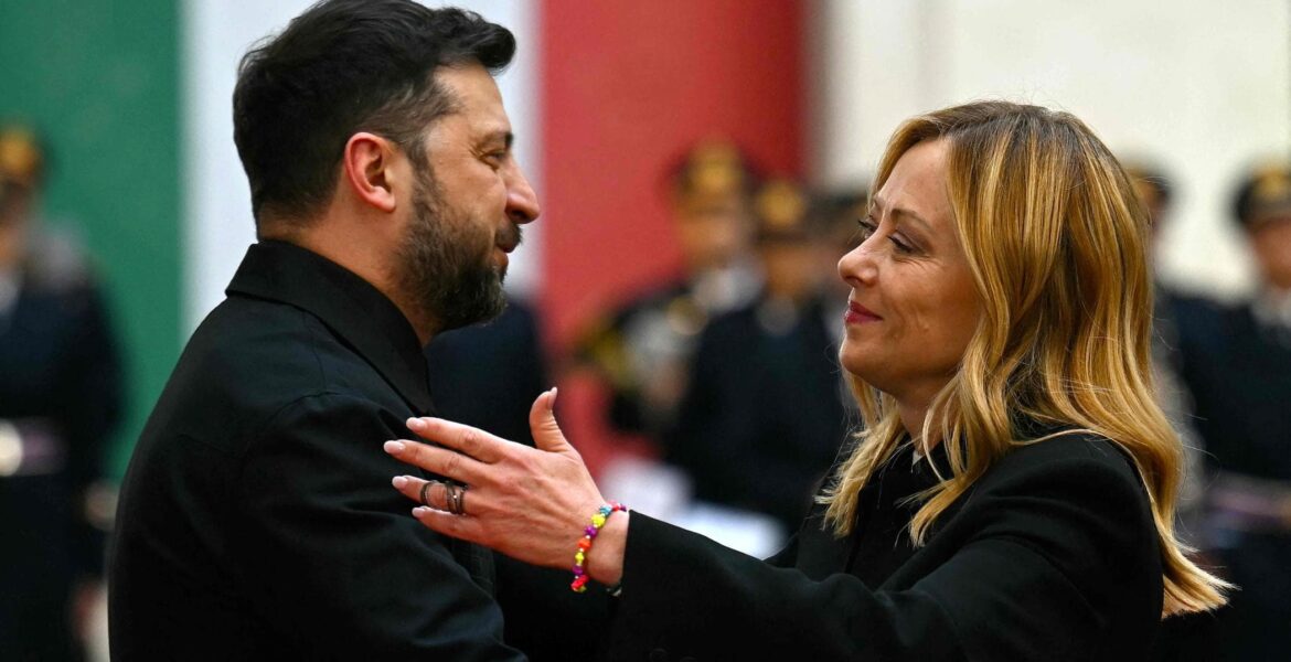 Il saluto tra Zelensky e la premier Giorgia Meloni a Roma