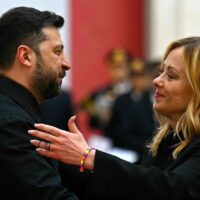Il saluto tra Zelensky e la premier Giorgia Meloni a Roma