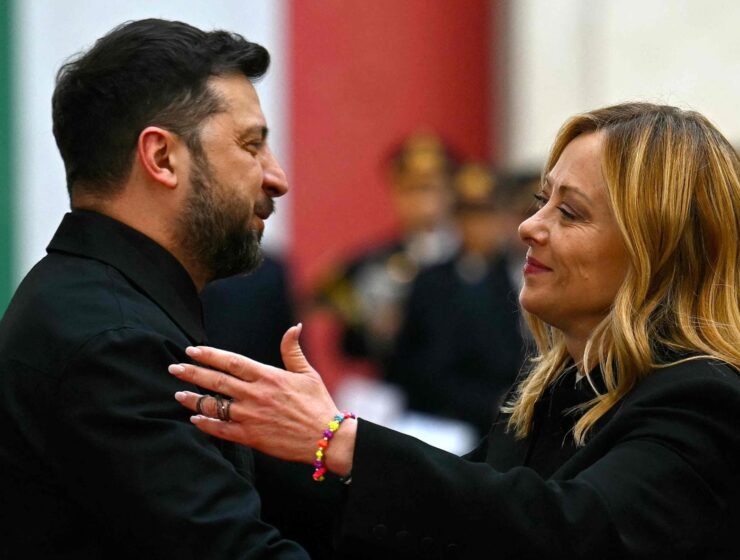 Il saluto tra Zelensky e la premier Giorgia Meloni a Roma
