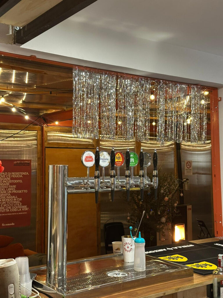 Gli interni dello spazio di Scomodo a Milano