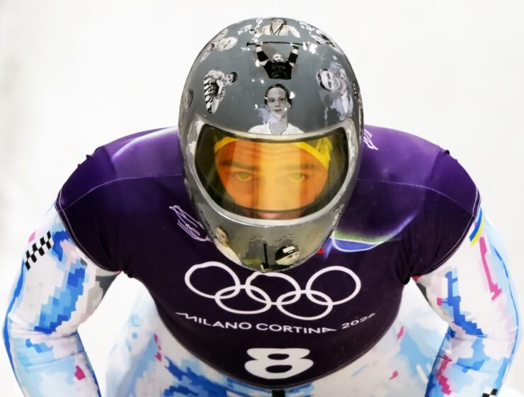 Vladyslav Heraskevych indossando il casco per lo skeleton