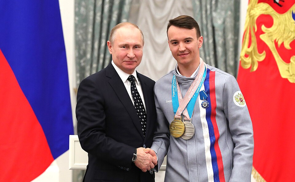 Vladimir Putin e il campione di sci alpino Alexey Bugaev che parteciperà alle Paralimpiadi come atleta russo Vladimir Putin e il campione di sci alpino Alexey Bugaev che parteciperà alle Paralimpiadi come atleta russo