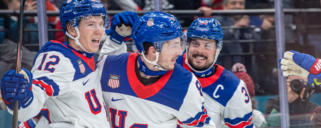 I giocatori della squadra maschile statunitense di ice hockey in esultanza
