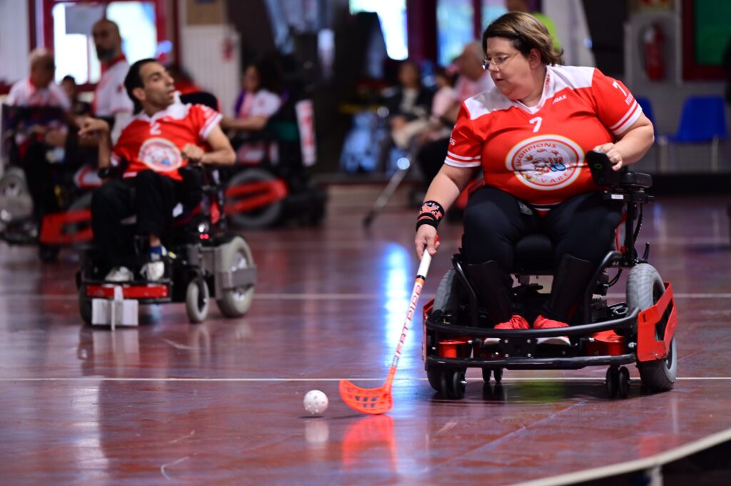 Anna Rossi in campo durante una partita di powerchair hockey con la sua squadra