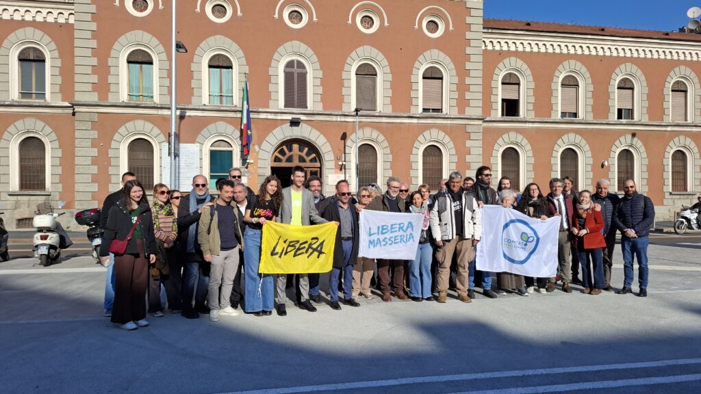Rappresentanti di enti e associazioni schierati con i presidi dell'antimafia sociale