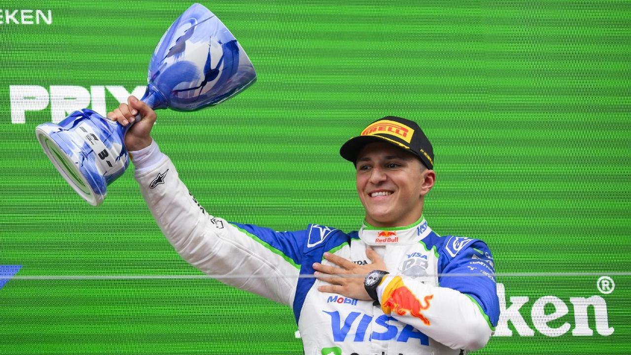 Isack Hadjar mentre festeggia il suo primo podio della carriera durante il Gran Premio d'Olanda 2025