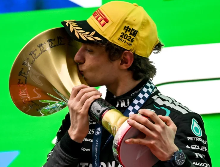 Kimi Antonelli (Mercedes) festeggia la sua prima vittoria nella carriera in F1 durante il Gran Premio di Shanghai