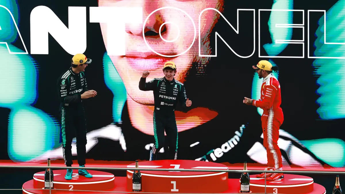Il podio del Gran Premio di Shanghai. A sinistra, George Russell (Mercedes), al centro Andrea Kimi Antonelli (Mercedes), a destra Lewis Hamilton (Ferrari)