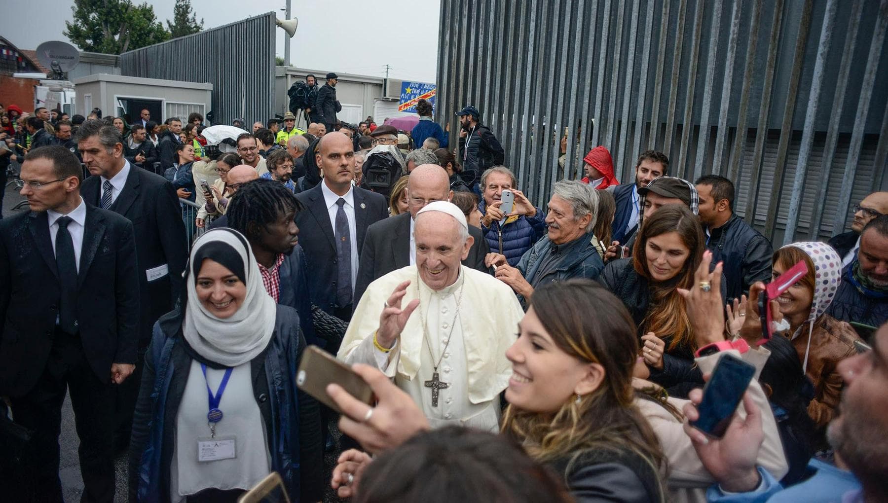 Papa Francesco durante la visita pastorale a Bologna il primo ottobre 2017