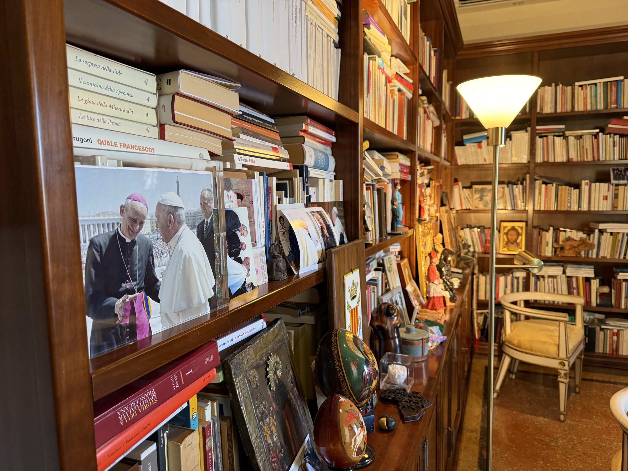 Lo studio del cardinale Zuppi a Bologna tra libri, icone e ricordi
