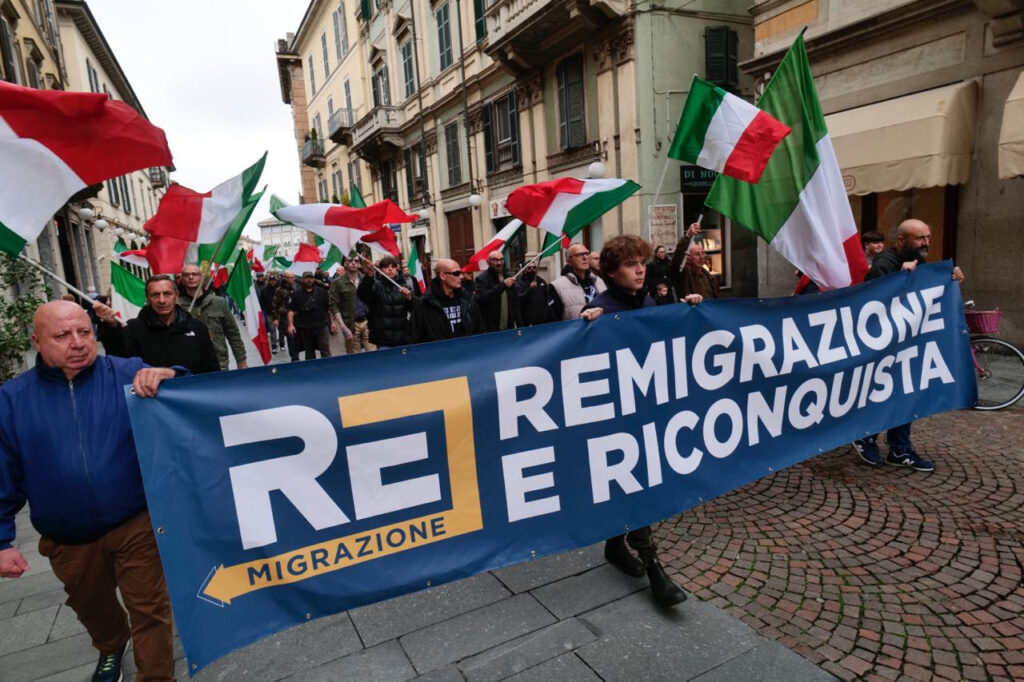 Manifestanti del comitato Remigrazione e riconquista durante un corteo organizzato per «portare l’attenzione sulla necessità di politiche remigratorie e di difesa dei confini».