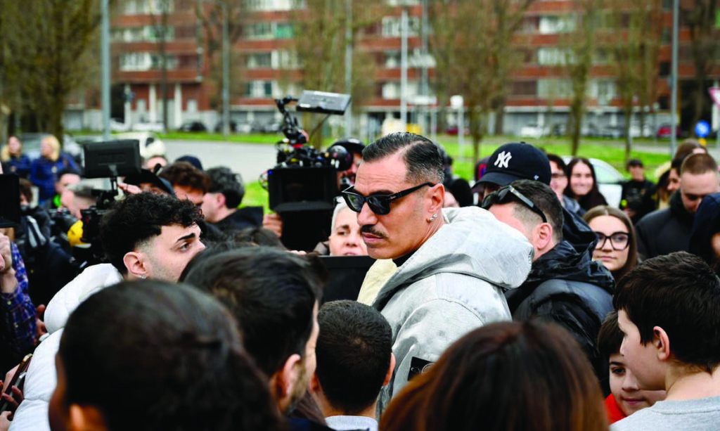 Marracash ha festeggiato il disco di diamante del suo quinto album, Persona, per le strade della Barona