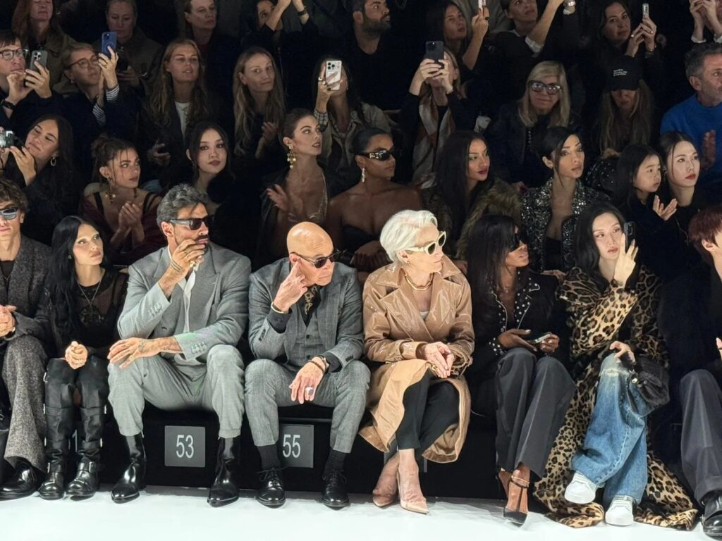 I protagonisti del Diavolo Veste Prada 2 alla sfilata di Versace durante la Milano Fashion Week