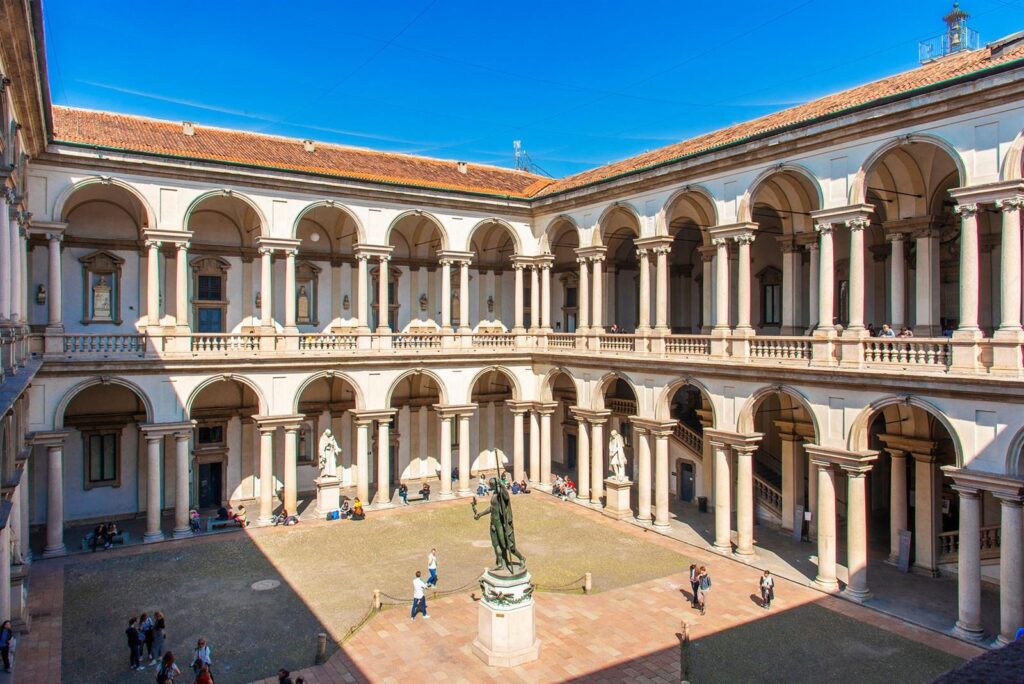 Nell'Accademia di Belle Arti di Brera ha preso luogo l'iconica sfilata in cui ha cantato Lady Gaga
