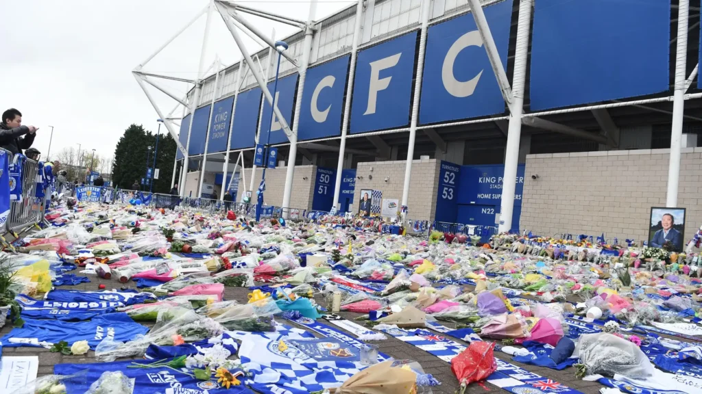 Il memorial dei tifosi del Leicester, organizzato all'esterno dello stadio, per la scomparsa del presidente Vichai nel 2018