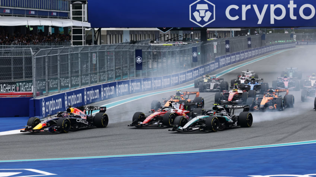 La partenza caotica del Gran Premio di Miami. Antonelli e Verstappen vanno al bloccaggio, mentre Leclerc prende il comando della gara
