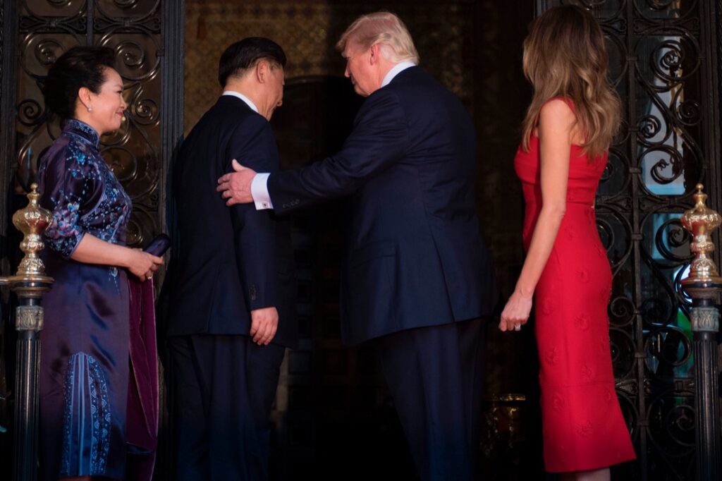 Donald Trump e Xi Jinping al centro, accompagnati da Peng Liyuan e Melania Trump, durante l'incontro del 2017