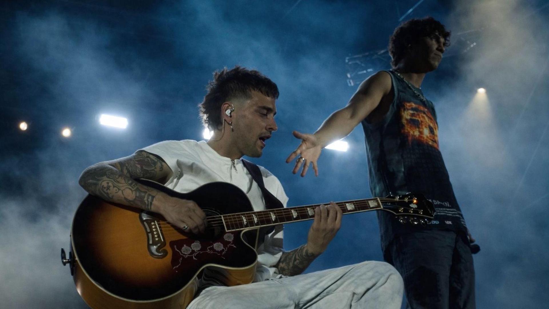 Tedua e Dibla sul palco durante un concerto mentre suonano "Orange County California"