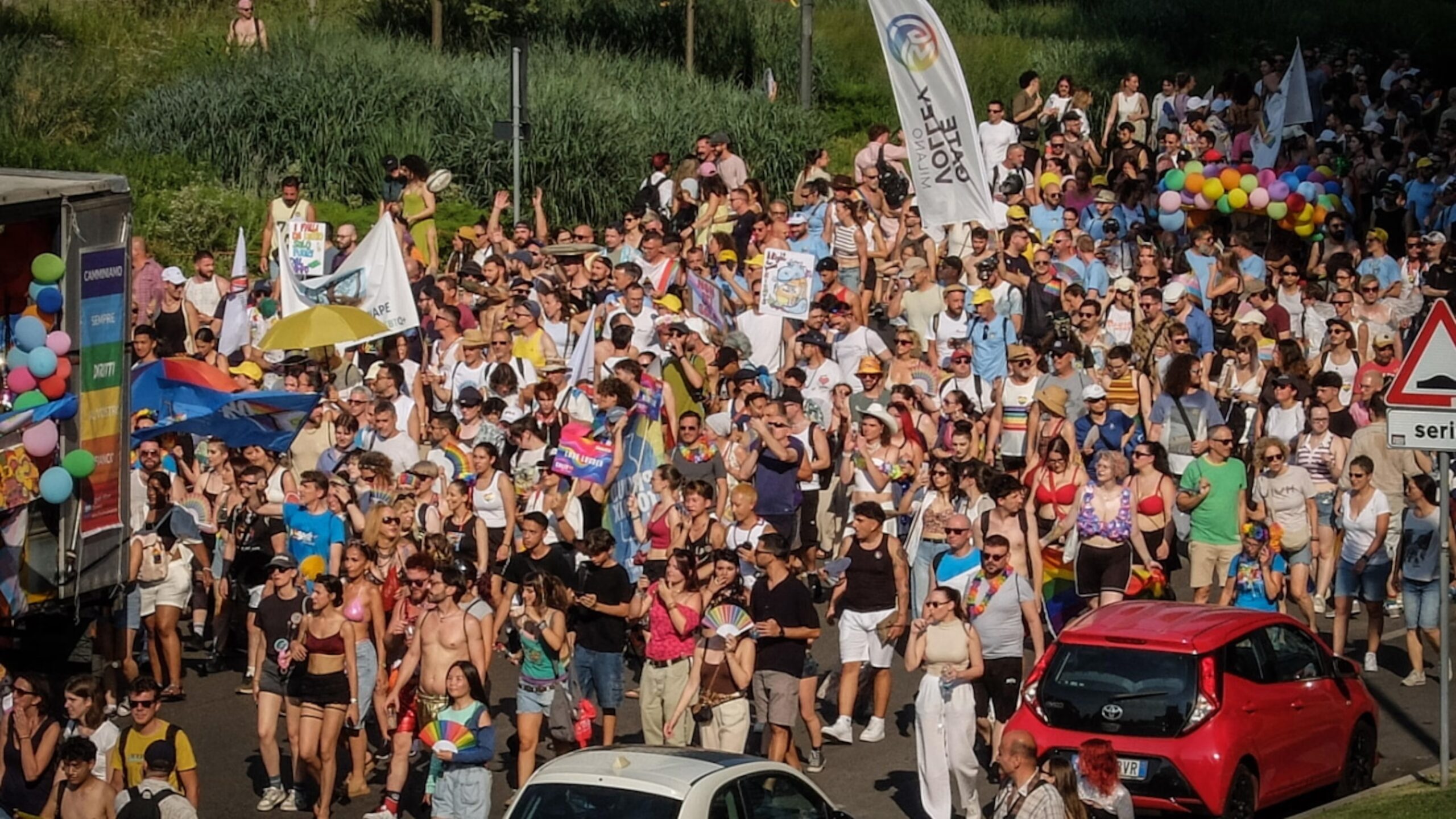 Nemmeno le alte temperature hanno fermato i festeggiamenti del Pride a Milano