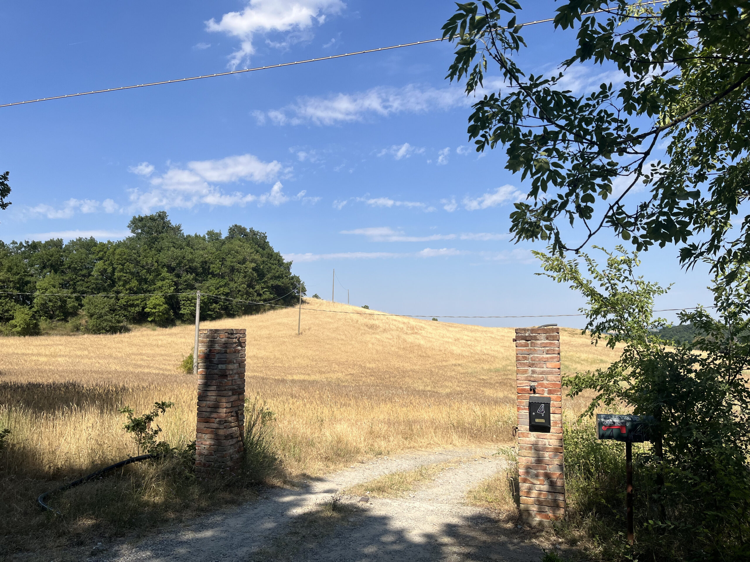 L'ingresso di un'azienda agricola, tra Sasso Marconi e Brento