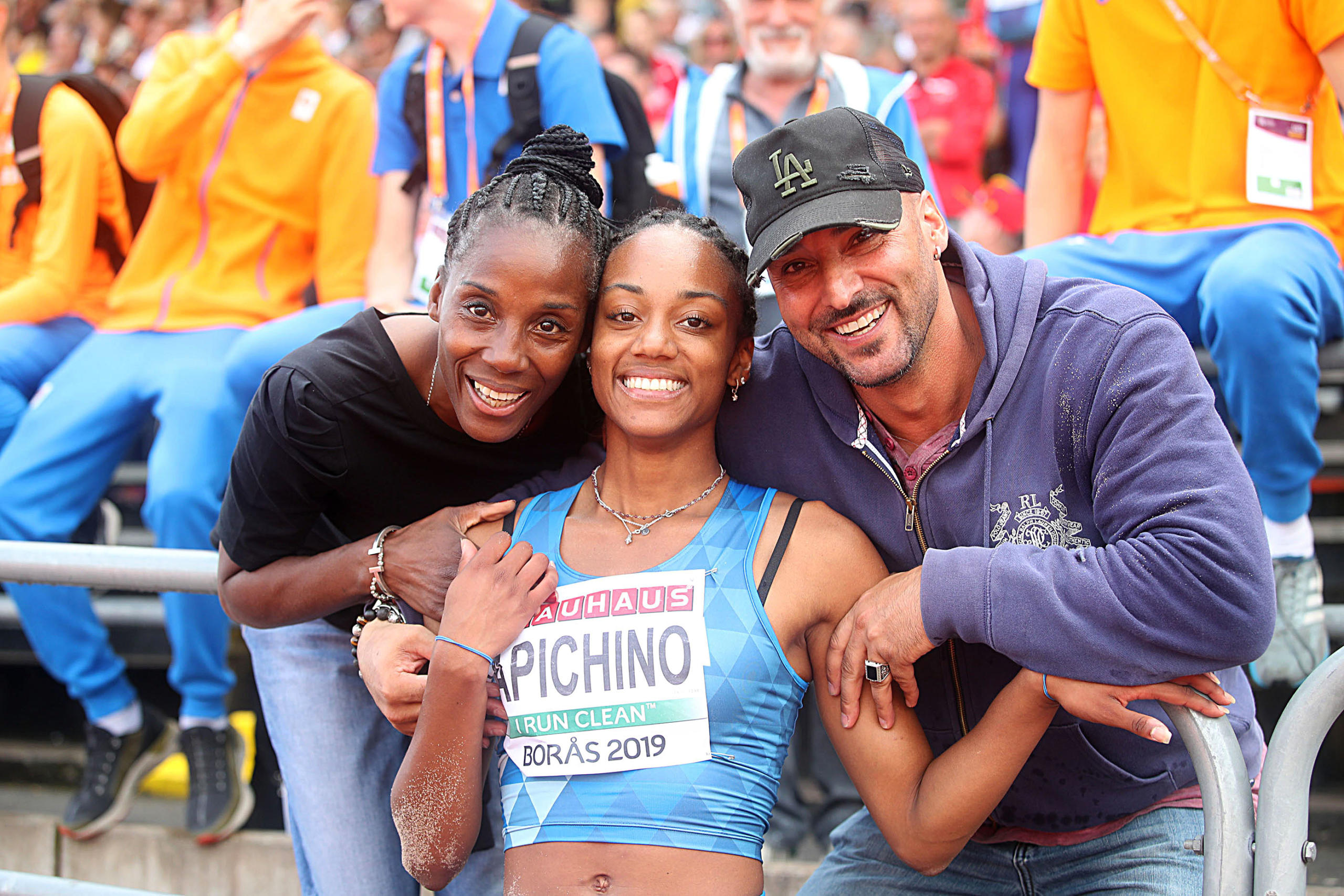 Larissa Iapichino oro nel salto in lungo ai Campionati Europei Under 20 disputati a Boras. Nella foto con la mamma Fiona May e il papà Gianni Iapichino