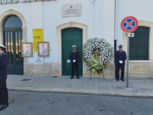 La corona apposta all'esterno della stazione di Corato, in memoria delle vittime della strage dei treni