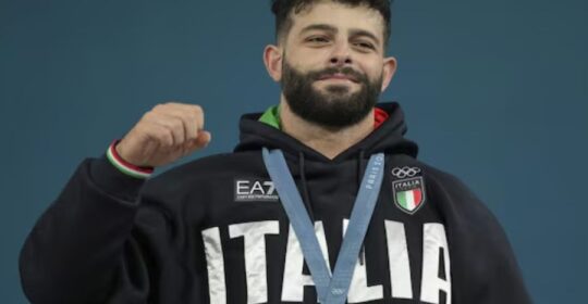 Antonino Pizzolato con la medaglia di bronzo alle Olimpiadi di Parigi 2024