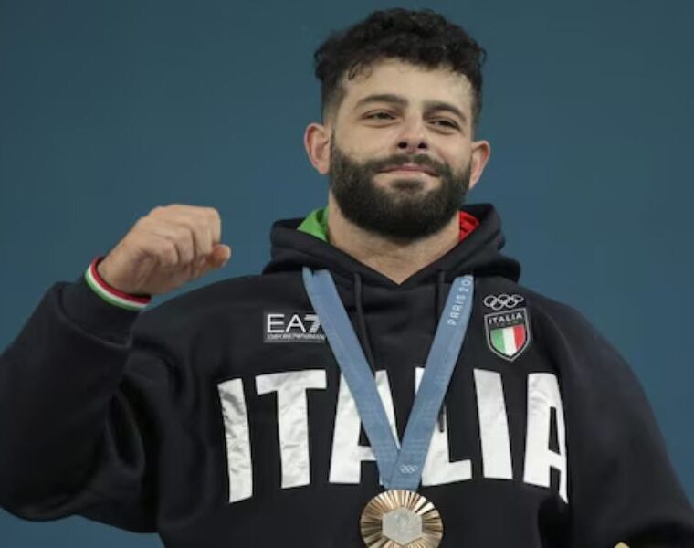 Antonino Pizzolato con la medaglia di bronzo alle Olimpiadi di Parigi 2024