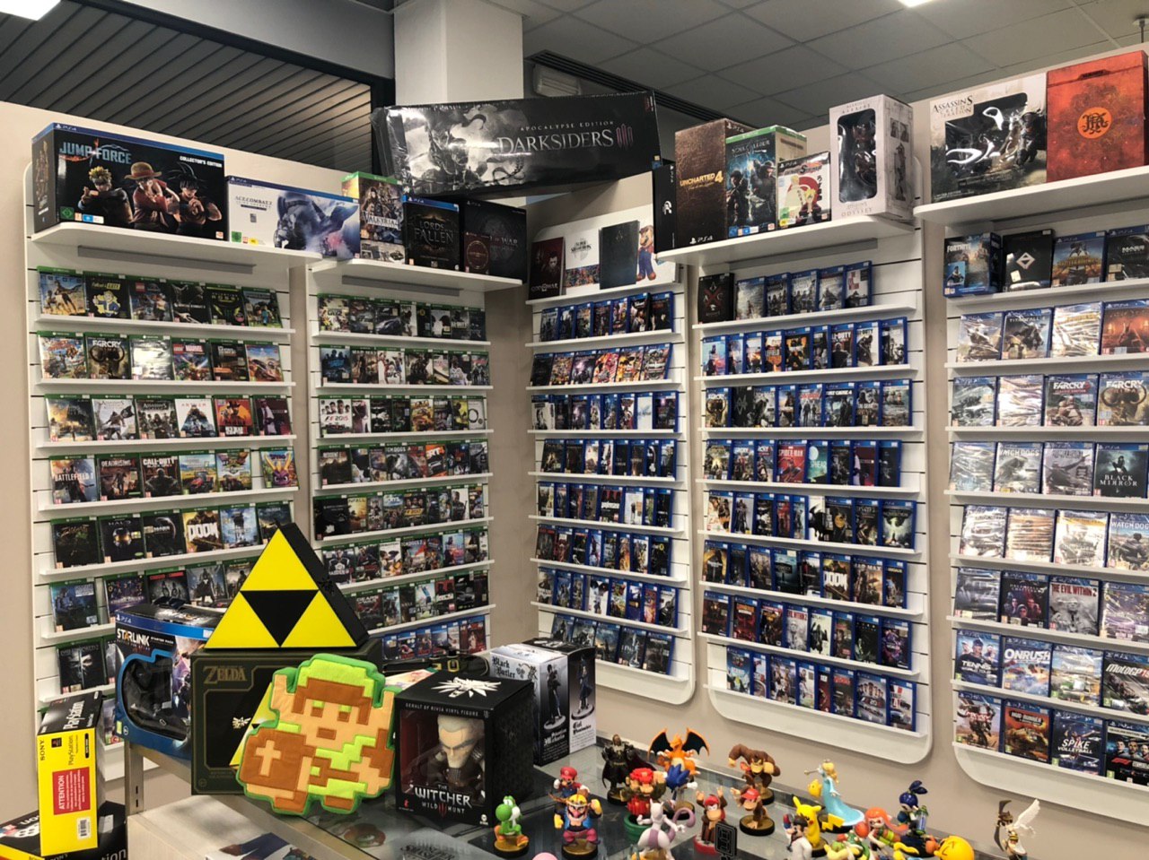 Le copie fisiche dei videogiochi sugli scaffali di un negozio
