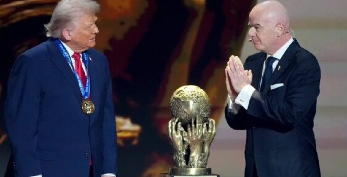 Trump riceve il premio Fifa per la pace da Infantino: oggi le polemiche per la squalifica revocata a Balogun