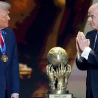 Trump riceve il premio Fifa per la pace da Infantino: oggi le polemiche per la squalifica revocata a Balogun