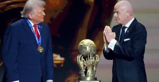Trump riceve il premio Fifa per la pace da Infantino: oggi le polemiche per la squalifica revocata a Balogun